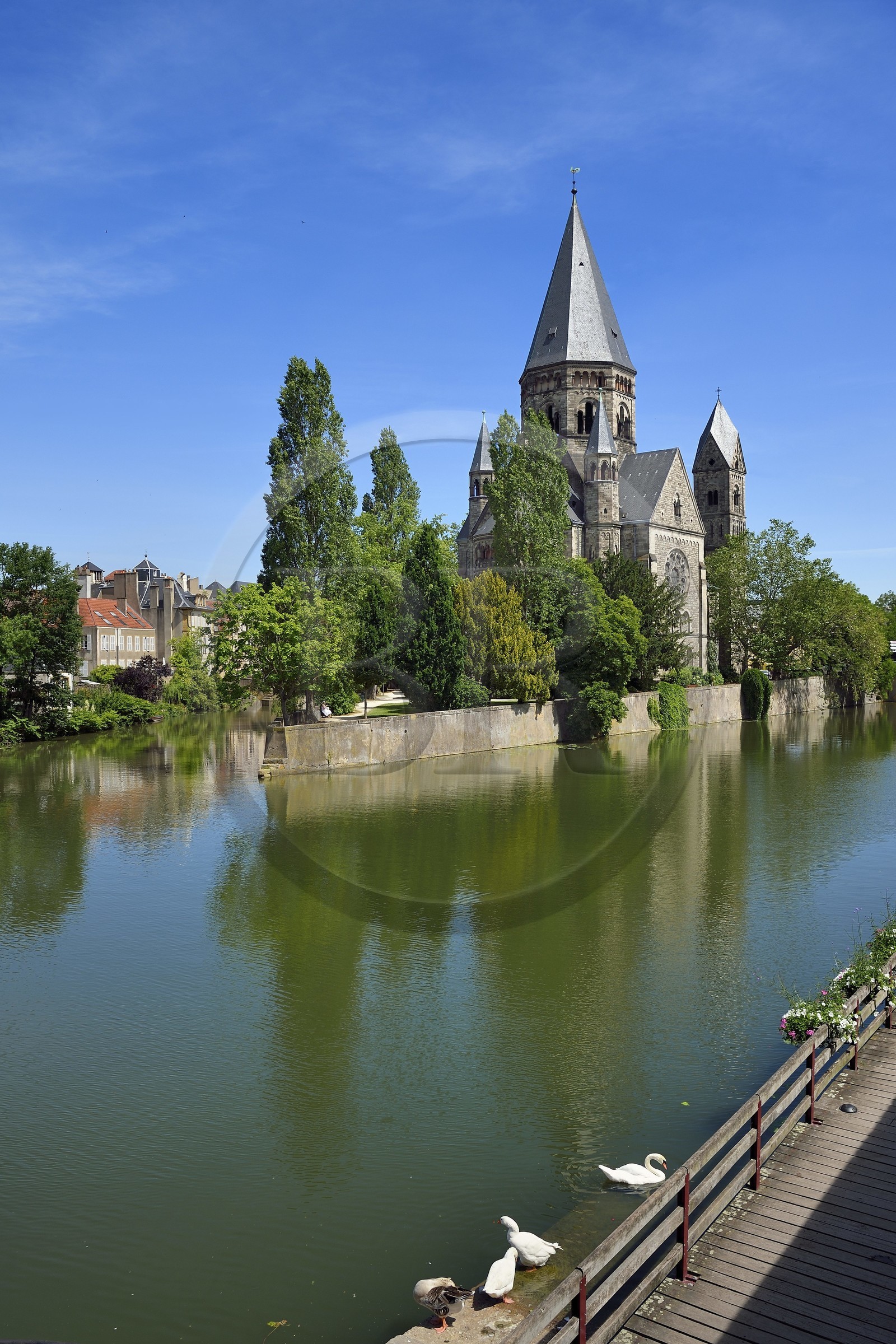 France, Moselle (57), Metz, Ile du Petit-Saulcy, le temple neuf ou église des allemands de culte protestant reformé et les berges de la Moselle canalisée