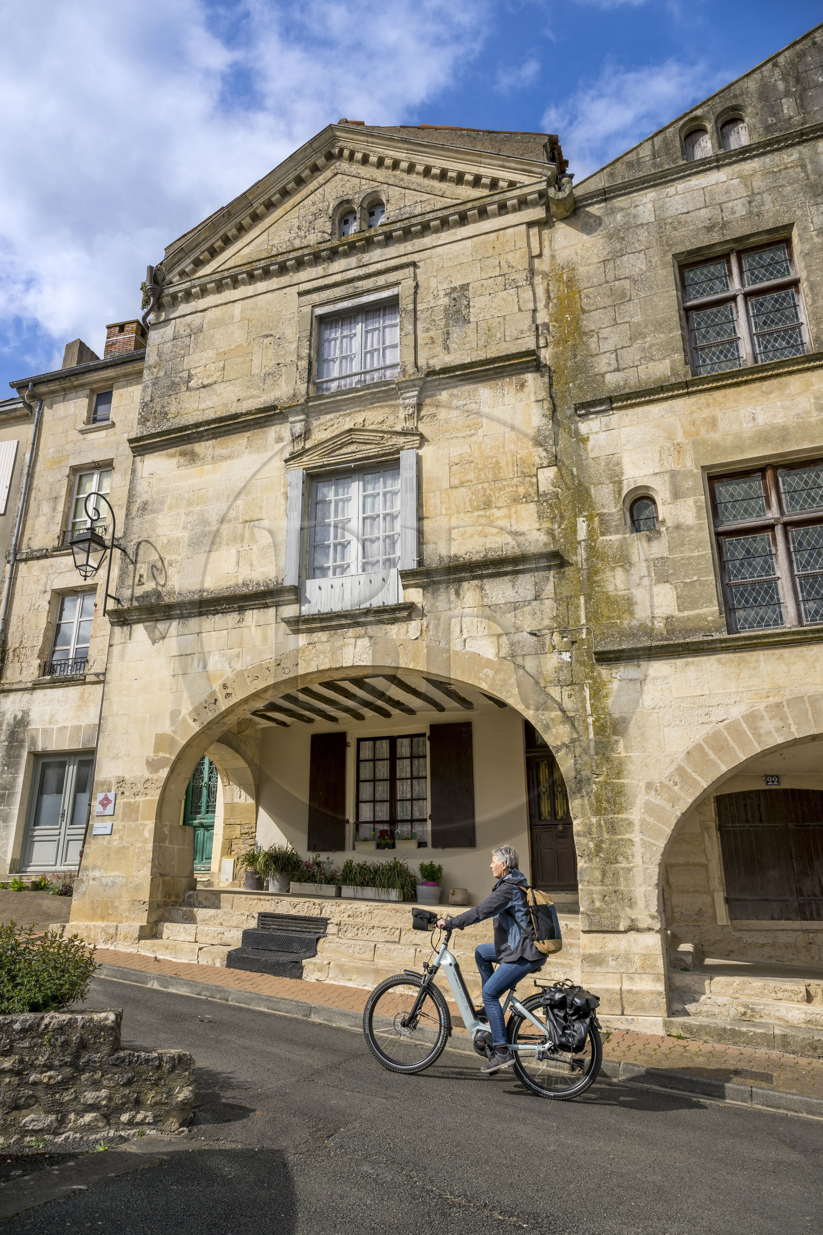 France, Vendée (85), Fontenay-le-Comte, place Belliard, maisons à arcades du XVIe siècle