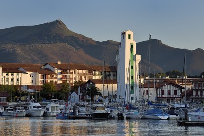 France, Pyrénées-Atlantiques (64), Pays-Basque, Saint-Jean-de-Luz, bateau au port et phare de Ciboure construit par André Pavlovsky en 1936, le sommet de la montagne La Rhune en arrière-plan