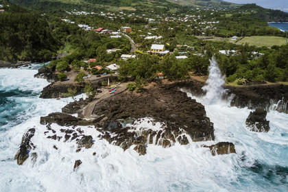 France, Ile de la Reunion, Saint-Joseph, le petit port de la Marine de Langevin dans un couloir naturel de roche basaltique issue d'une ancienne coulée de lave qui a permis l'installation d'un débarcadère (vue aérienne)