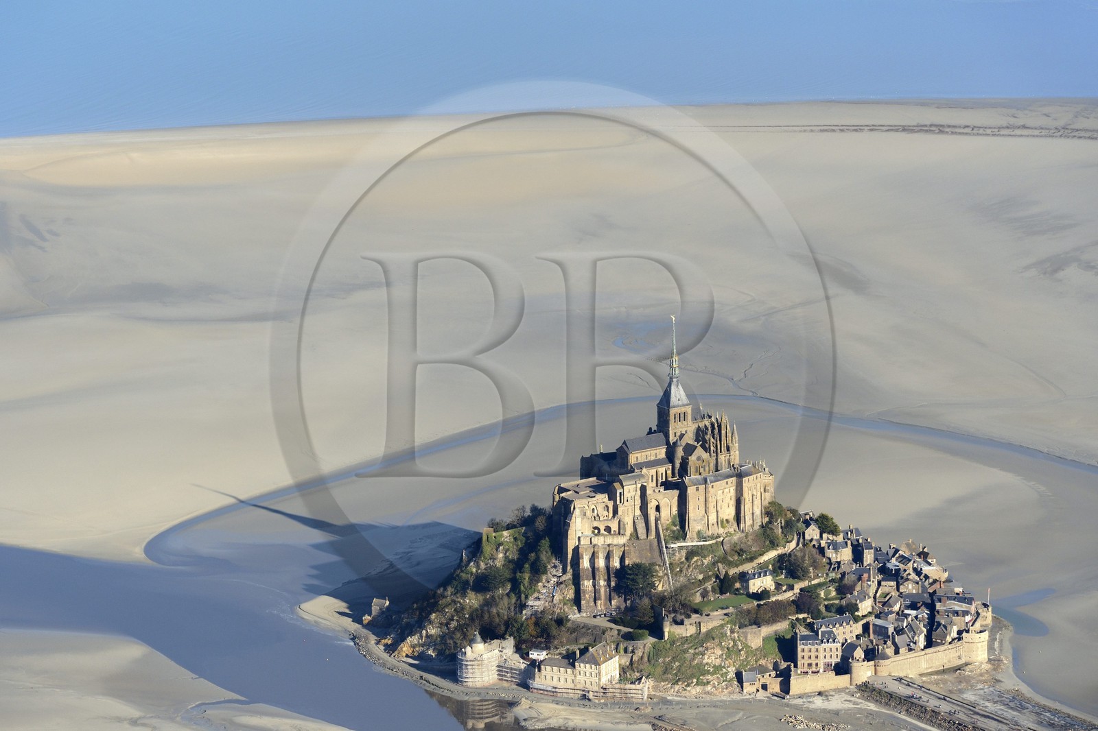France, Manche (50), Baie du Mont-Saint-Michel, classée Patrimoine Mondial de l'UNESCO, le Mont-Saint-Michel à marée basse (vue aérienne)