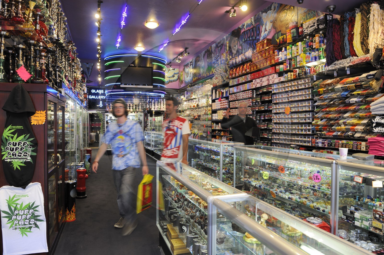 Etats-Unis, Californie, San Francisco, quartier anciennement hippie de Haight Ashburry, intérieur de boutique de tabacs, de pipes à marijuana et à eau