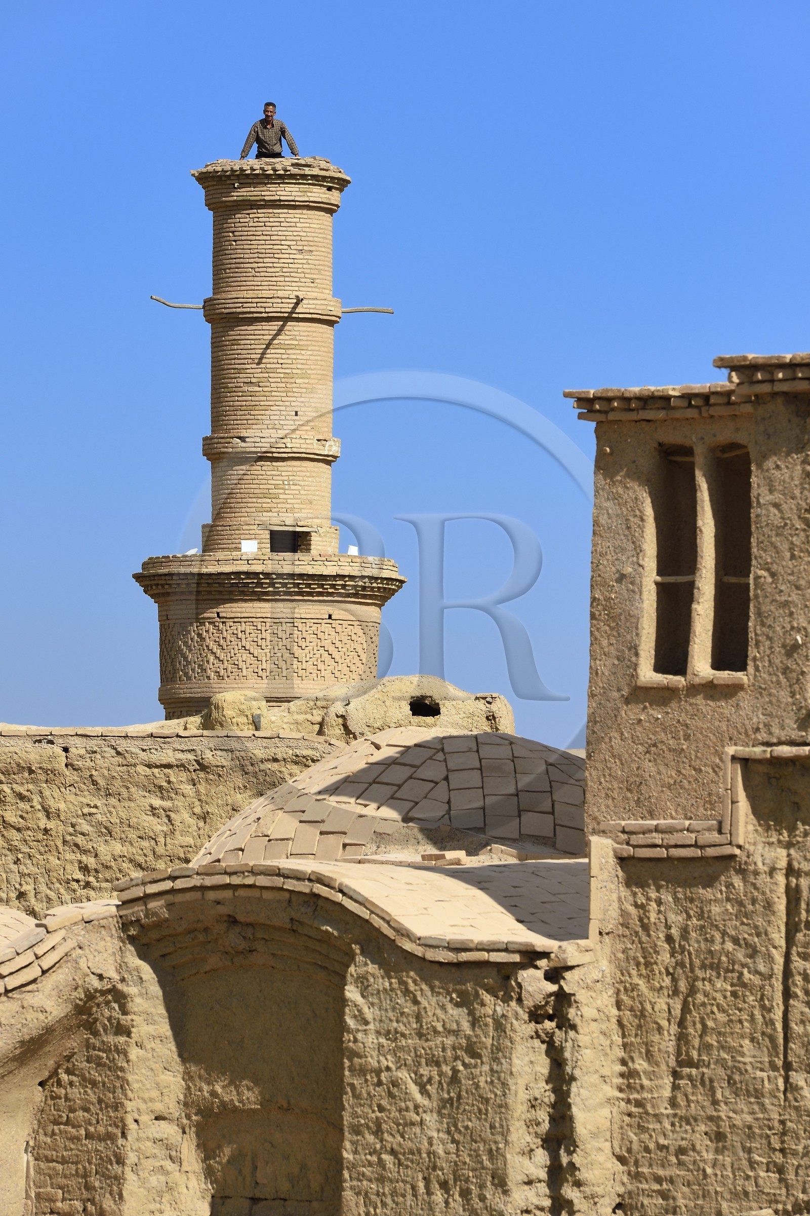 Iran, Province de Yazd, en bordure du désert du Dasht-e Kavir, le vieux village de Kharanaq, le minaret oscillant construit à l'époque Seldjoukides