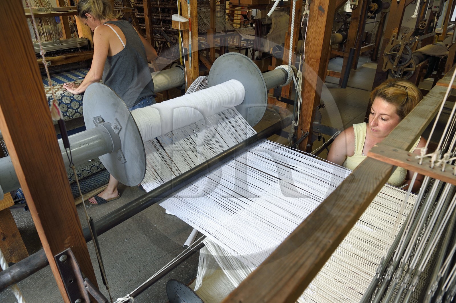 France, Var (83), Presqu'Ile de Saint-Tropez, Cogolin, la Manufacture Cogolin fabrique des tapis depuis 1924, la plupart sont tissés par lés sur des métiers Jacquard à bras du XIXème siècle, nouage