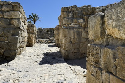 Israel, district du nord, Galilée, site archéologique de Megiddo qui fut habité de 7000 à 500 av. J.-C., l'Apocalypse de l'apôtre Jean cite Armageddon (Har-Megiddo, le mont Megiddo) comme le lieu où les rois de la terre se rassemblent pour faire la guerre finale, la porte de la ville de la période du bronze final