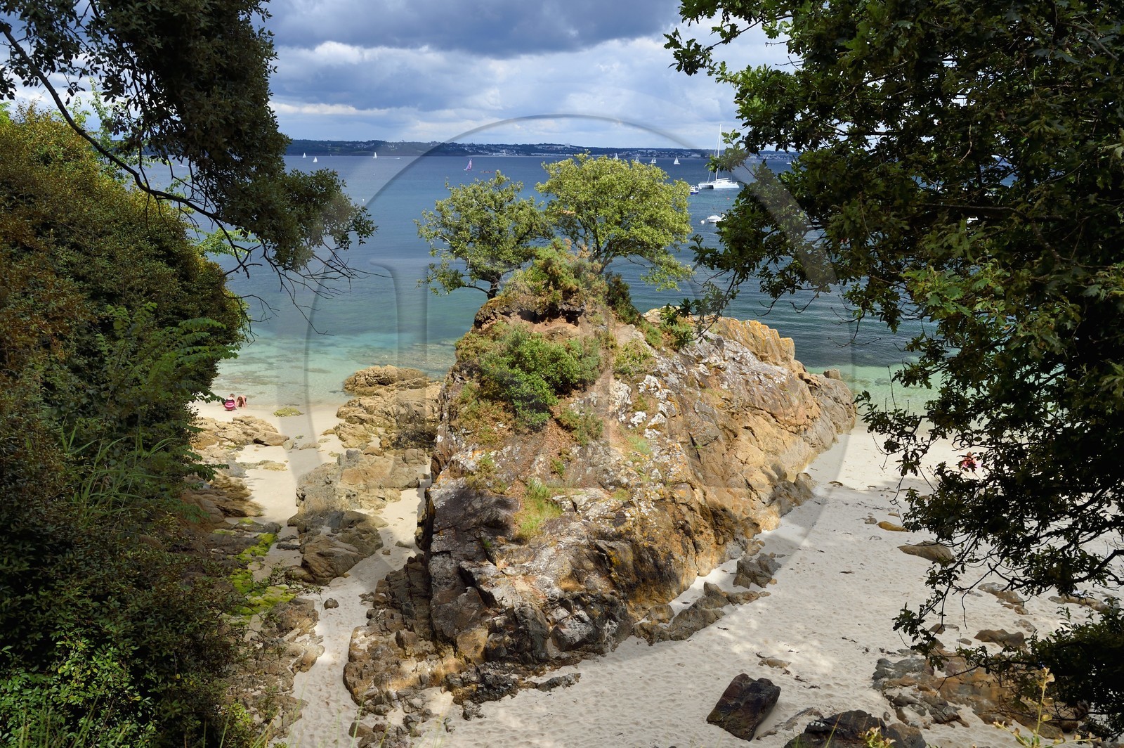 France,  Finistère (29), Fouesnant, le littoral entre le Cap Coz et la Pointe de Beg Meil, plage que longe le sentier cotier