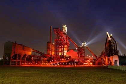 France, Moselle (57), Vallée de la Fensch, usine sidérurgique d'Uckange, Parc du Haut-fourneau U4, mise en lumière Tous Les Soleils par l'artiste plasticien (C) Claude Lévêque