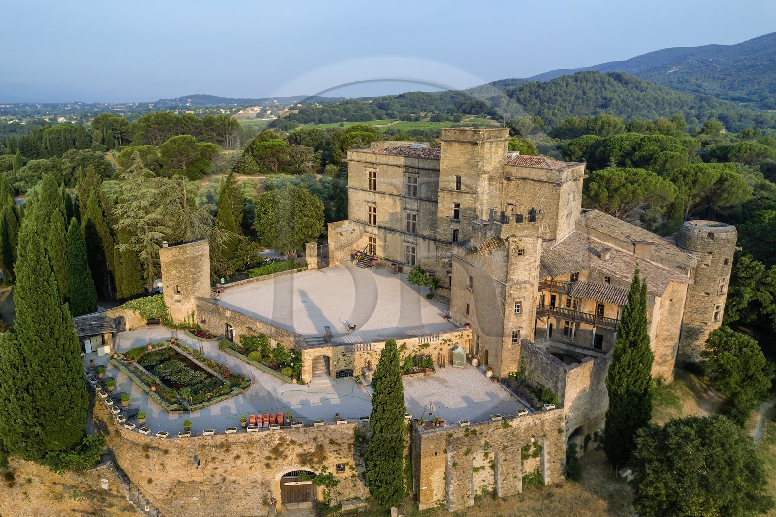 France, Vaucluse (84), Parc Naturel Regional du Luberon, Lourmarin, labellisé Les Plus Beaux Villages de France, le chateau des XVè et XVIè siècles Renaissance (vue aérienne)