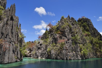 Philippines, Calamian Islands dans le nord de Palawan, Coron Island Natural Biotic Area, lagon et falaises de calcaire du Permien d'origine jurassique