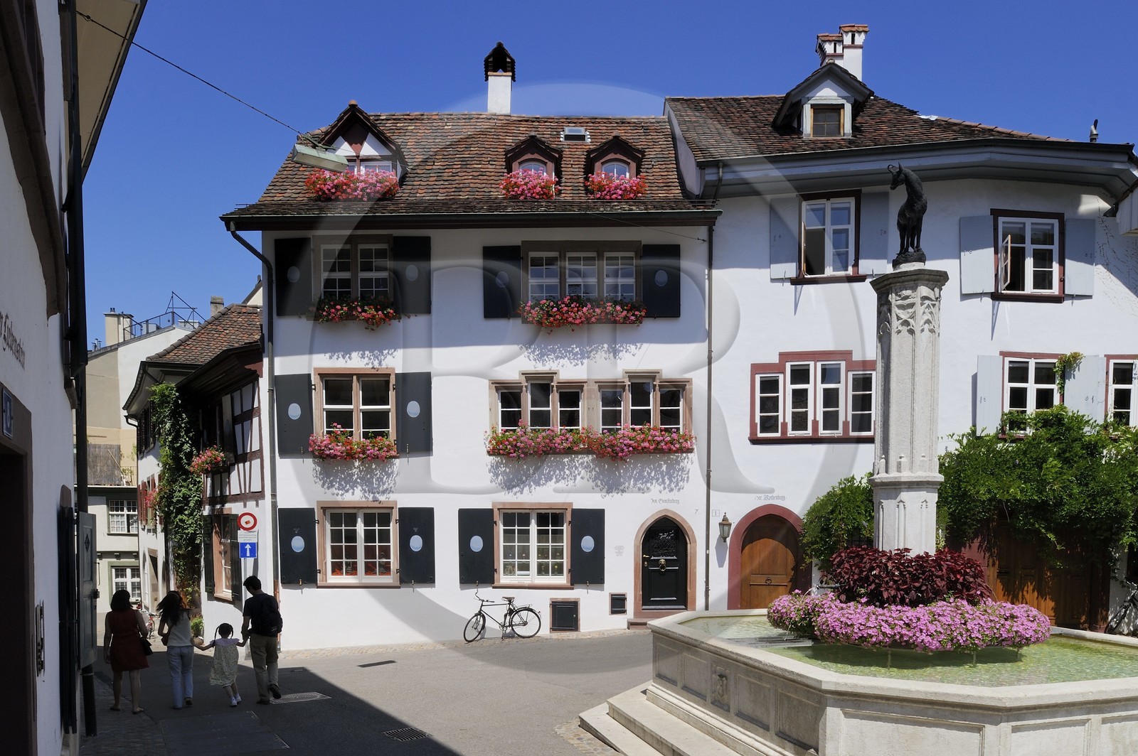 Suisse, Bâle, le vieux Bâle, petite fontaine à l'angle de la rue Gemsberg et Unterer Heuberg