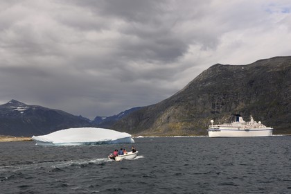 Groenland, fjord de Nanortalik, le bateau de croisière le Princess Danané au mouillage