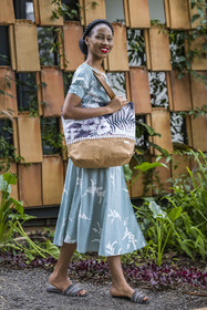 Rwanda, Kigali, Norrsken House Kigali, la mannequin Winnie Shema Tumusiime met en valeur la collection de sac de la marque Flove made in Rwanda