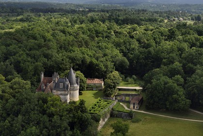 France, Dordogne, Perigord Vert, Villars, Puyguilhem castle (aerial view)