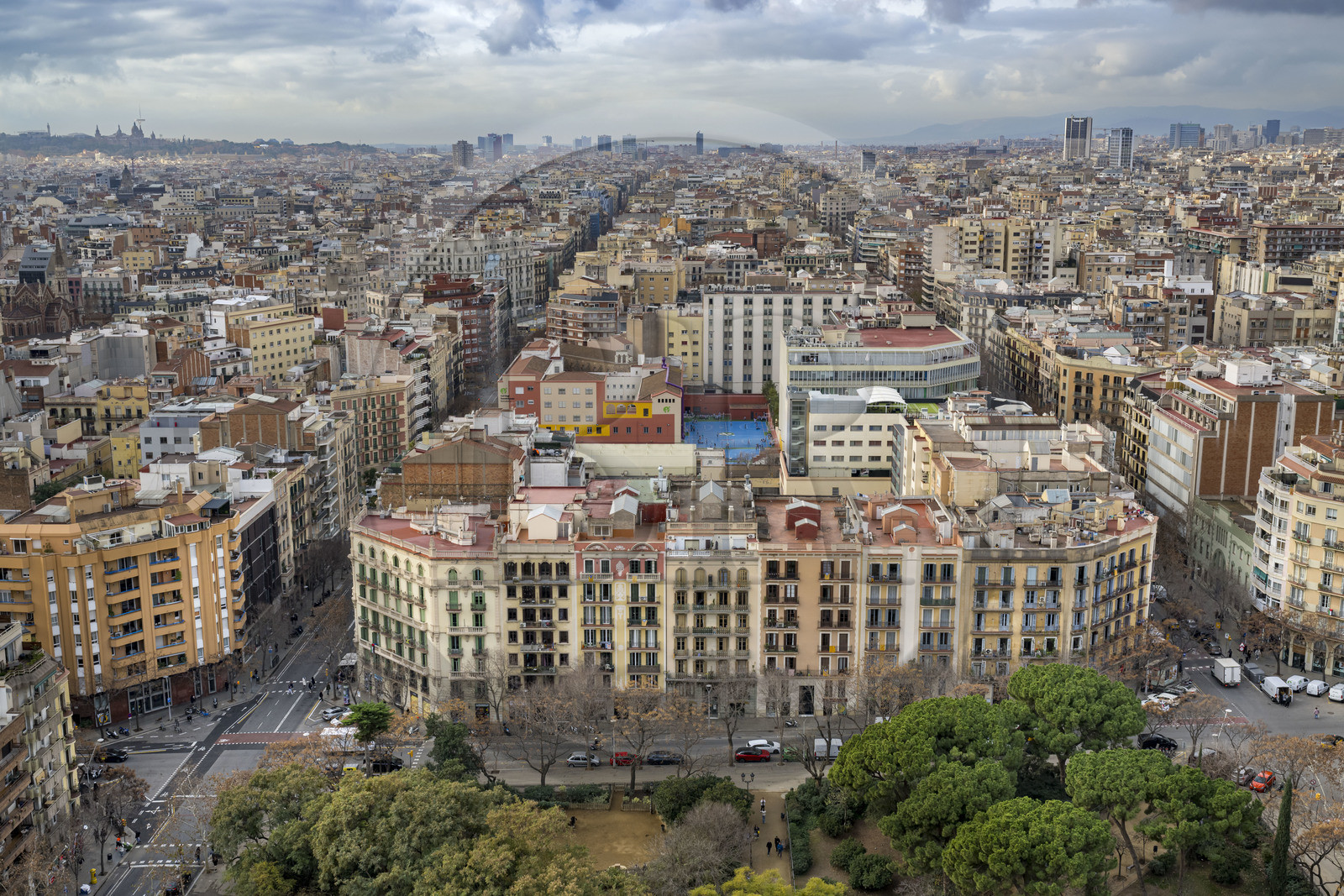 Espagne, Catalogne, Barcelone, quartier de l'Eixample, basilique de la Sagrada Familia de l'architecte du modernisme catalan Antoni Gaudi classée Patrimoine Mondial de l'UNESCO, vue sur la ville depuis une des tours de la facade de la Passion à l'ouest