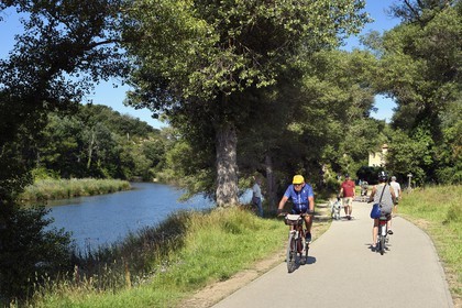 France, Alpes-de-Haute-Provence (04), parc naturel régional du Verdon, Gréoux-les-Bains, piste cylcable des rives du Verdon