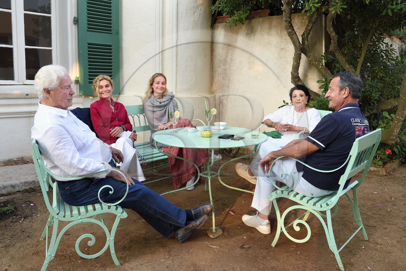 France, Var (83), Iles d'Hyères, Parc national de Port Cros, Ile de Port-Cros, Pierre Buffet né en 1930 dirige l'Hotel du Manoir depuis les années 1960, assis ici à gauche avec sa famille