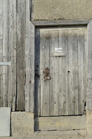 France, Marne (51), village de Saint-Amand-sur-Fion, porte de ferme avec panneau Chien Mechant