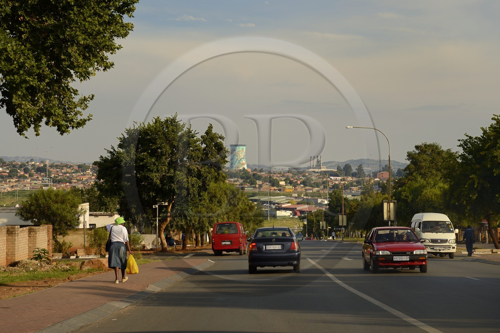 Afrique du Sud, province de Gauteng, Johannesburg, Soweto, le quartier d'Orlando dans le township, sur Kumalo Main road et les Orlando towers en arrière plan