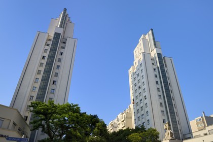 France, Rhône (69), Villeurbanne, ensemble architectural des gratte-ciel construit de 1927 à 1934, le Répit de l’agriculteur œuvre de Jules Pendariès et la perspective des Gratte-ciel