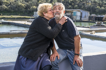 France, Vendée (85), Talmont-Saint-Hilaire, port du village d'ostréiculteurs de la Guittière dans l'estuaire du Payré, l'ostréiculteur Patrick Guyau et son épouse