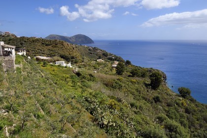 Italie, Sicile, iles Eoliennes, classées Patrimoine Mondial de l'UNESCO, Ile de Lipari, maison traditionnelle sur la cote Sud-Est