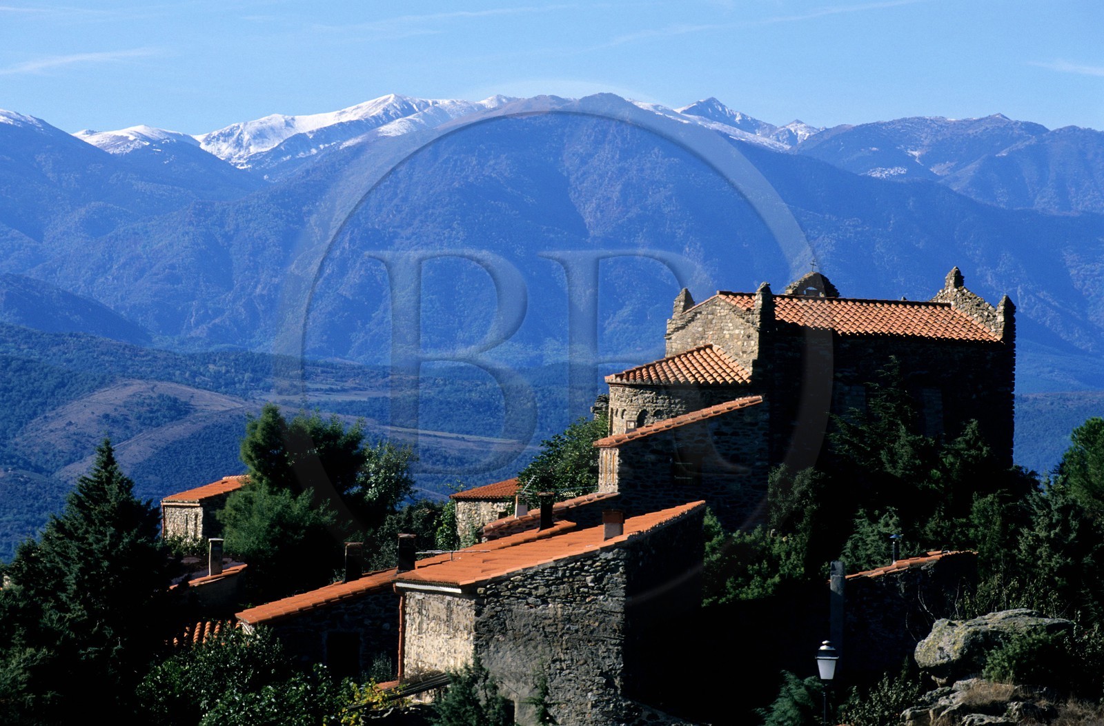 France, Pyrénées-Orientales (66), région du Ribéral, église romane du petit village de Marcevol au pied des Pyrénées