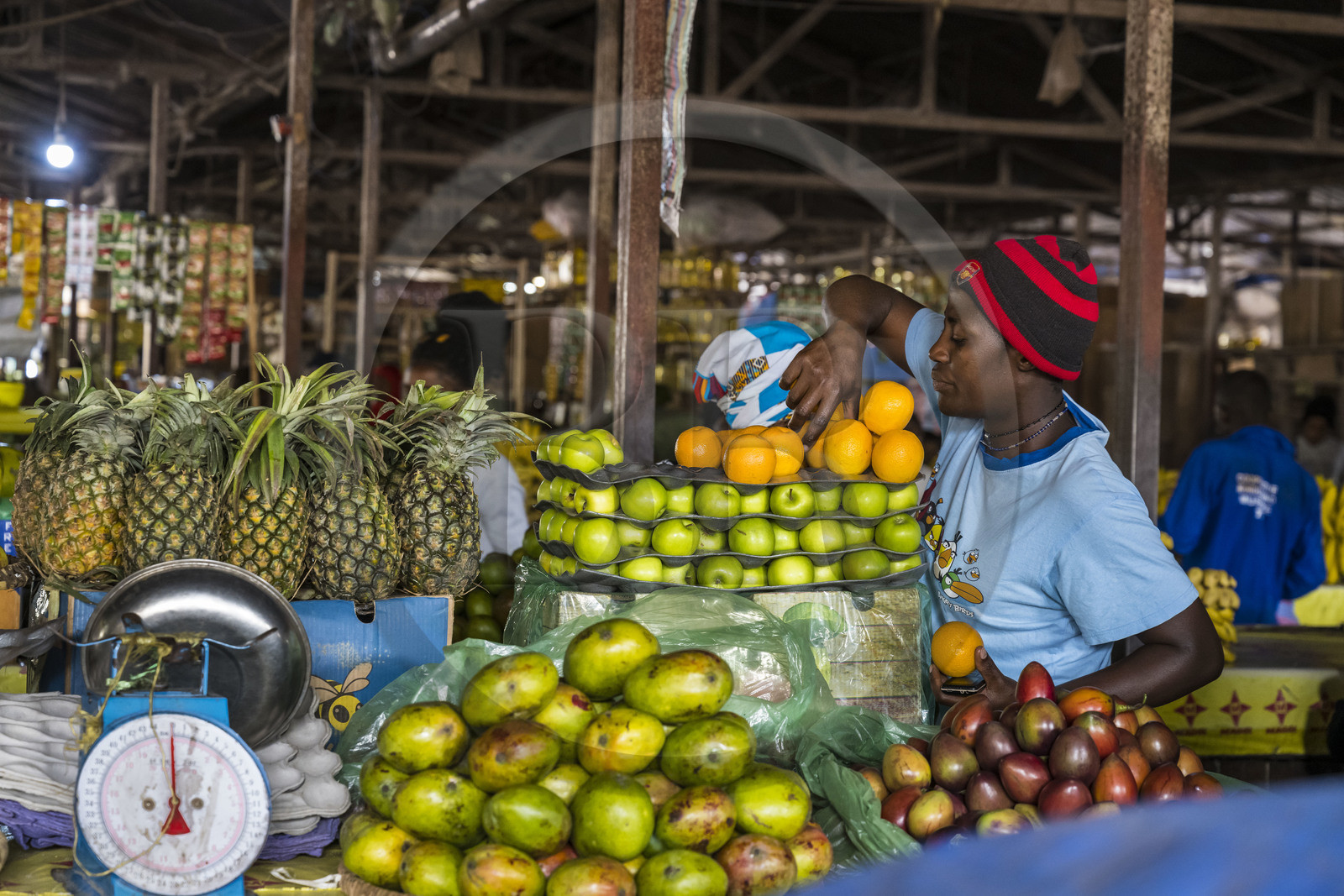 Rwanda, Province du Nord, Musanze (anciennement nommée Ruhengeri), le marché central, marchande de fruits