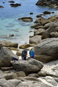 France,  Finistère (29), Fouesnant, Pointe de Beg Meil, pecheur à la ligne expliquant à son petit fils comment pecher