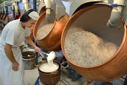 France, Meuse (55), Verdun, usine de dragées Braquier, gommage des amandes, opération ayant pour but de recouvrir les amandes d'un film et d'empêcher l'huile de migrer vers l'extérieur