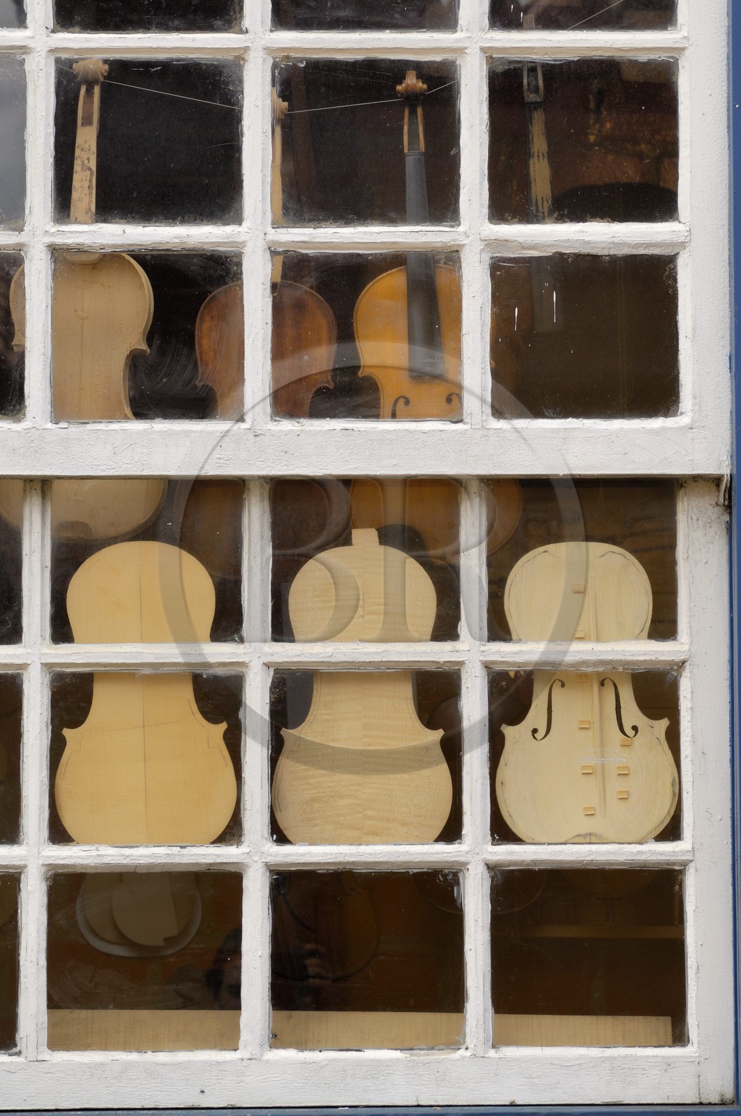 Brésil, Etat du Minas Gerais, ville de Sao Joao del Rei, atelier d'un luthier (Route de l'or, Estrada Real)