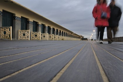 France, Calvados (14), Pays d'Auge, Deauville, les célèbres Planches sur la plage