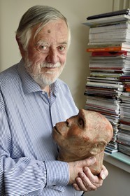France, Paris (75), le paléontologue et paléoanthropologue Yves Coppens, professeur émérite au Collège de France, au bureau de son domicile parisien, il tient en main la reproduction supposée du visage de Lucy