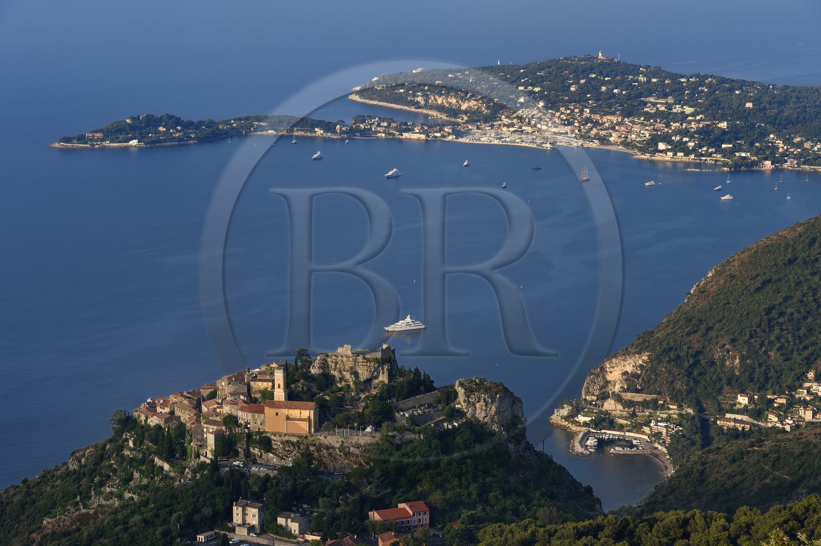 France, Alpes-Maritimes (06), le village perché d'Eze, Saint-Jean-Cap-Ferrat en arrière plan.
