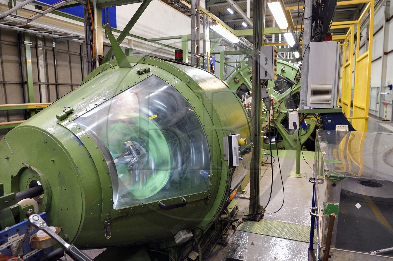 Norvège, comté d'Ostfold, Halden, l'usine de fabrication de cables Nexans, tressage de conducteurs en aluminium en cableuse