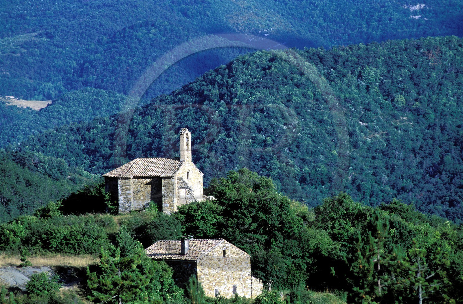 France, Hautes-Alpes (05), Pays du Buëch, la chapelle Saint-Cyrice à l' ouest d' Orpierre France, Hautes-Alpes (05), Pays du Buëch, la chapelle Saint-Cyrice à l' ouest d' Orpierre