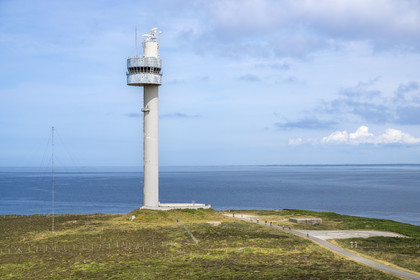 France, Finistère (29), Mer d'Iroise, Ile d'Ouessant, tour radar du Stiff de l'architecte Jean Prouvé (1982) qui surveille le rail de circulation maritime dans la Manche pour le Cross Corsen