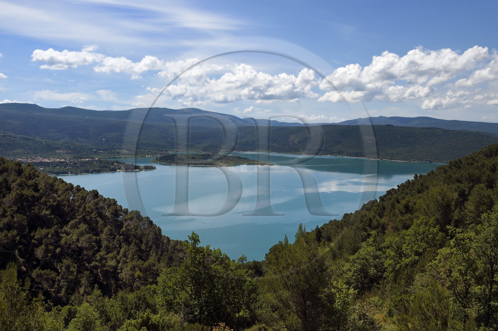 France, Alpes-de-Haute-Provence, Parc Naturel Regional du Verdon, Lake St Croix towards Sainte-Croix-de-Verdon