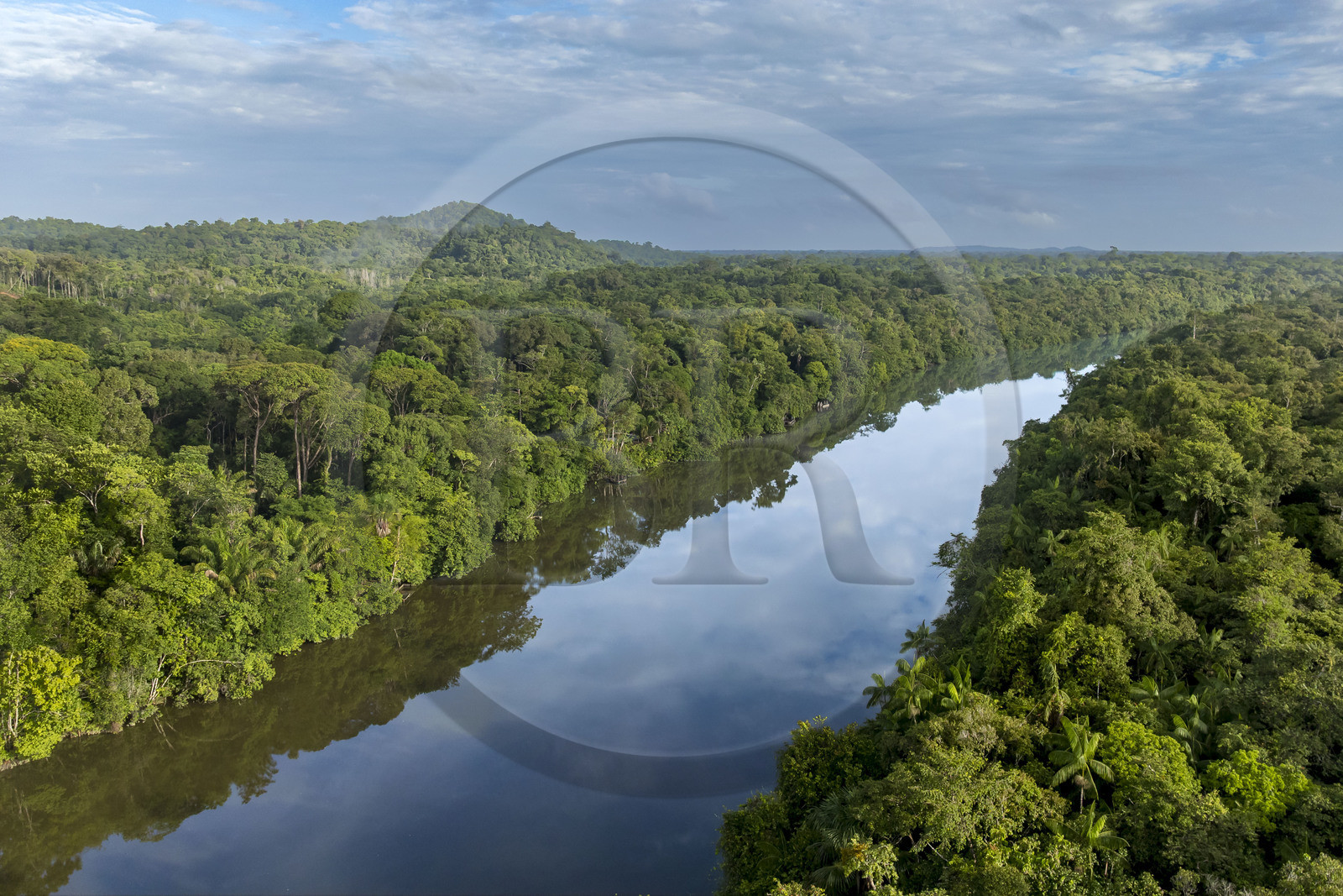France, Guyane, Kourou, Camp Maripas, le fleuve Kourou traversant la forêt tropicale et la montagne des Singes (161 mètres d'altitude) en arrière plan (vue aérienne)