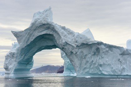 Groenland, cote Nord-Ouest, mer de Baffin, Inglefield Fjord vers Qaanaaq, iceberg formant un arche