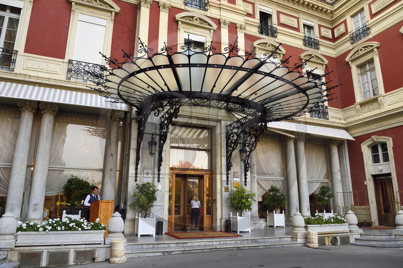 France, Pyrénées-Atlantiques (64), Pays-Basque, Biarritz, porte tambour de l'Hotel du Palais