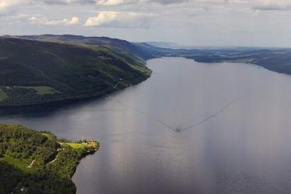 Royaume-Uni, Ecosse, Highland, le Loch Ness et le chateau d' Urquhart, Inverness et le Moray Firth en arrière plan (vue aérienne)