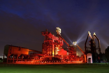 France, Moselle (57), Vallée de la Fensch, usine sidérurgique d'Uckange, Parc du Haut-fourneau U4, mise en lumière Tous Les Soleils par l'artiste plasticien (C) Claude Lévêque