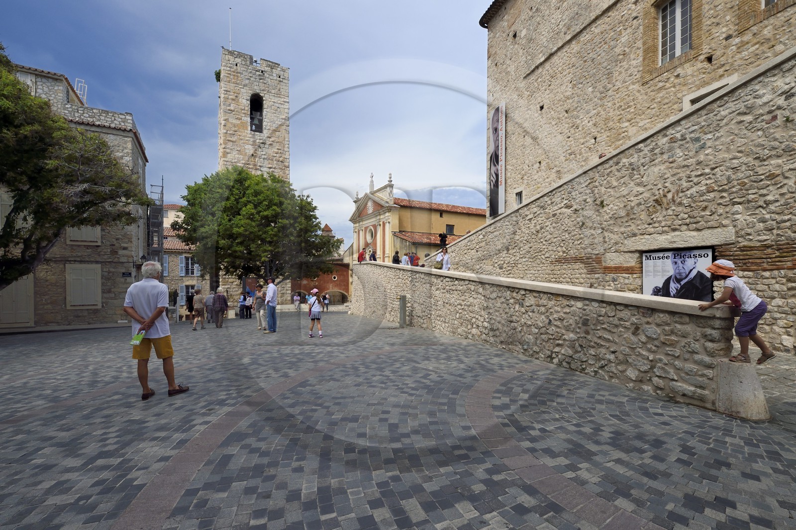 France, Alpes-Maritimes (06), Antibes, le Musée Picasso à droite et la cathédrale Notre-Dame-de-la-Platea anciennement de l'Immaculée Conception en arrière plan