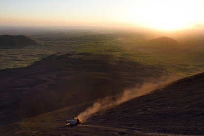 Nicaragua, région de Leon, Volcan Cerro Negro dans la cordillère des Maribios (ou Marrabios), Volcano surfing également connu comme ash boarding dans les cendres du volcan