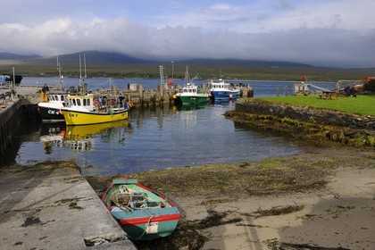 Royaume-Uni, Ecosse, Hébrides intérieures, Ile de Islay, bateau de pêche à Port Askaig et les montagnes de l'île de Jura en arrière plan