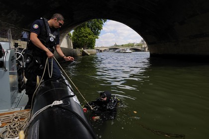 France, Paris (75), la brigade fluviale de la préfecture de Police en patrouille sur la Seine, plongeur en action