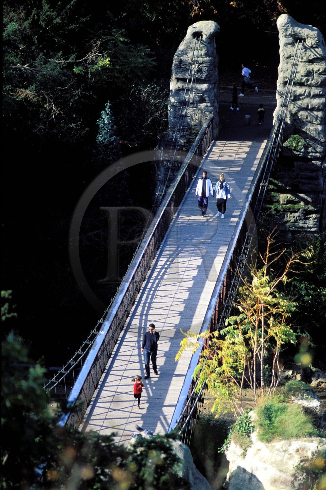 France, Paris (75), promenade sur le pont suspendu du parc des Buttes Chaumont