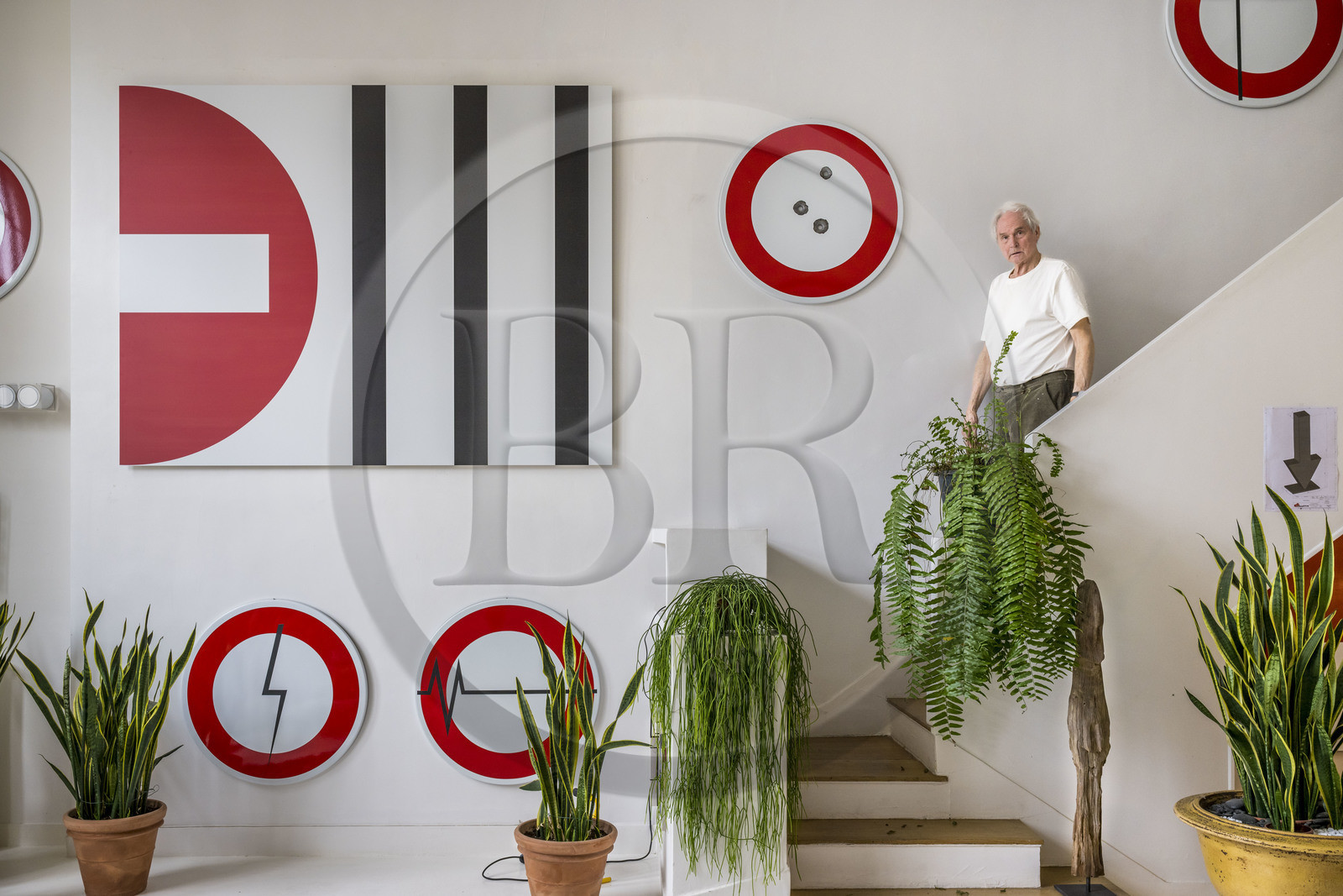 France, Paris (75), l'artiste plasticien Jean-Pierre Raynaud dans son appartement atelier