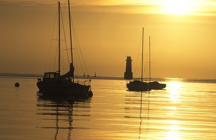 France, Finistère (29), l' île Tudy avec au fond L´ancien phare de Loctudy