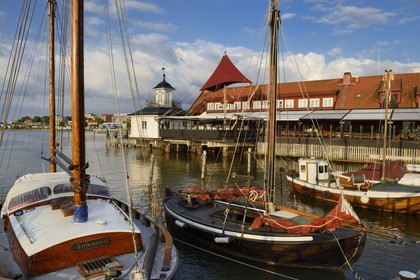 Sweden, Västra Götaland, Göteborg (Gothenburg), the small harbor and pier Klippans (Klippans angbatsbrygga) and the Sjömagasinet Michelin starred restaurant in the background